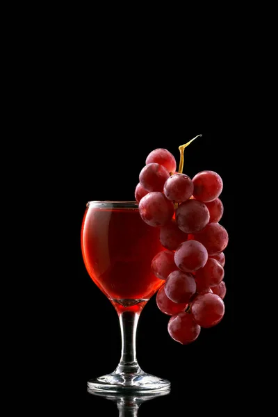 Винний келих і червоний виноград — стокове фото