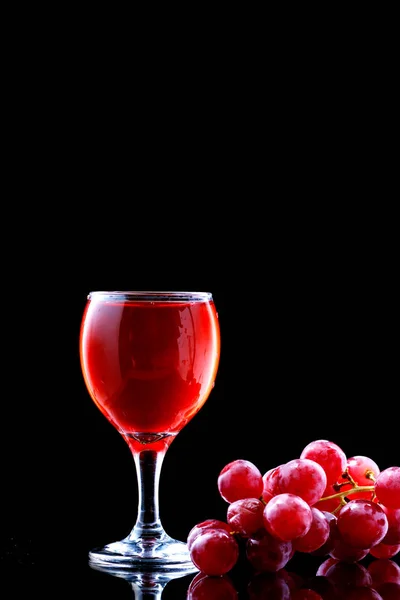 Verre à vin et raisins rouges — Photo