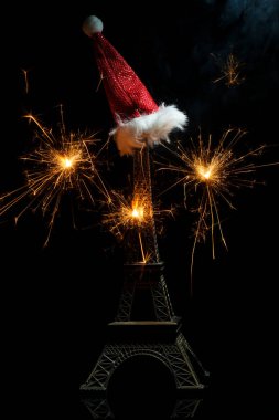 Eyfel Kulesi Paris, Fransa'da yeni yıl kutlamaları havai fişek ile