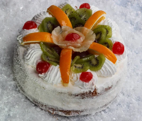Mooie taart met bessen en fruit — Stockfoto