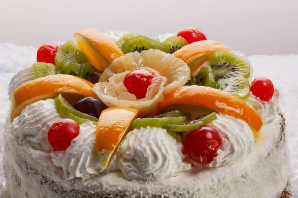 Mooie taart met bessen en fruit — Stockfoto