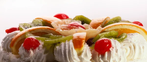 Красивый торт с ягодами и фруктами — стоковое фото