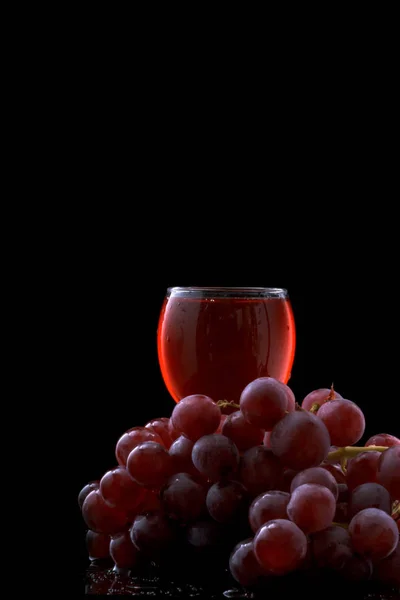 Copa de vino y uvas tintas — Foto de Stock