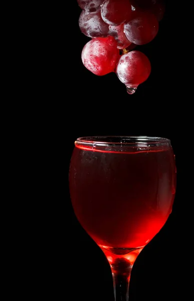 Verre à vin et raisins rouges — Photo