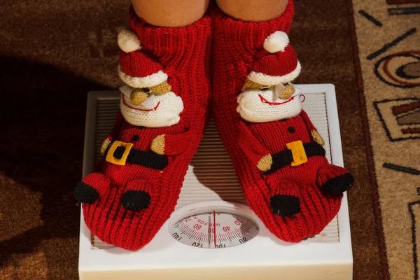 kız yere vysah Noel çorap içinde ayakta