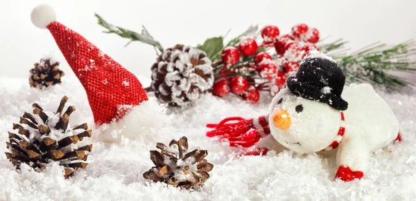 Glücklicher Schneemann steht im Winter Weihnachtslandschaft.Schnee Hintergrund — Stockfoto