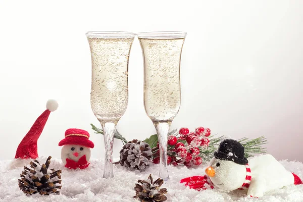 Due bicchieri con champagne sulla neve nel periodo natalizio — Foto Stock