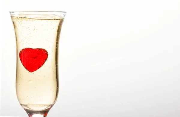 Κόκκινο ζελέ καρδιές σε ποτήρια σαμπάνια σε λευκό φόντο — Φωτογραφία Αρχείου