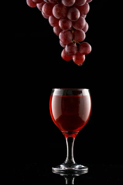 Verre à vin et raisins rouges — Photo