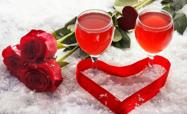 Foto di bella natura morta cena di San Valentino, due bicchieri per champagne, bevanda alcolica, bevanda romantica, spumante, rosa rossa e candela, apparecchiare la tavola festiva, concetto di amore — Foto Stock