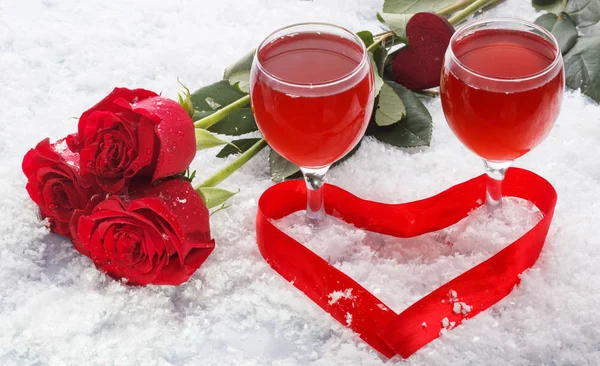 Bicchieri di vino sulla neve con rosa rossa — Foto Stock