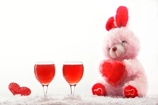 Romântico ainda vida com vinho tinto e bela rebit rosa. Conceito feliz dia dos namorados . — Fotografia de Stock