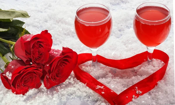 Zdjęcie piękne Walentynki dzień obiad martwa, dwie szklanki szampana, alkohol, romantyczny napój, musujące wino, czerwona róża i świeca, świąteczny stół ustawienie, pojęcie miłości — Zdjęcie stockowe