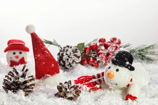 Glücklicher Schneemann steht im Winter Weihnachtslandschaft.Schnee Hintergrund — Stockfoto