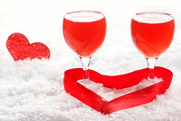 Trainare bellissimi bicchieri con vino rosso e cuore — Foto Stock