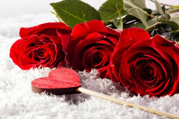 Rose per San Valentino tag e amore cuore su sfondo bianco — Foto Stock