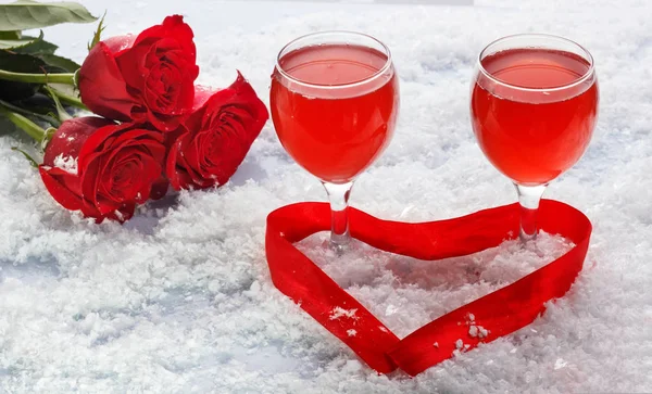 Foto do belo dia dos namorados jantar ainda a vida, dois copos para champanhe, bebida alcoólica, bebida romântica, vinho espumante, rosa vermelha e vela, ambiente de mesa festiva, conceito de amor — Fotografia de Stock