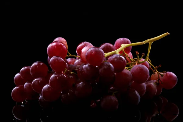 ブドウのクラスターから赤ワインの流れ — ストック写真