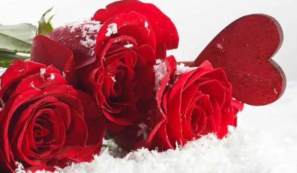 Rose per San Valentino tag e amore cuore su sfondo bianco — Foto Stock