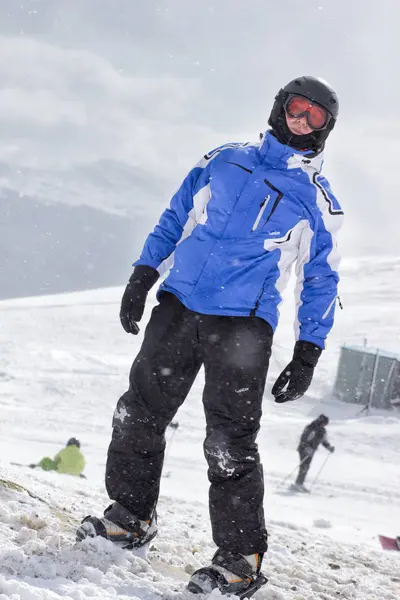 Dragobrat, Oekraïne - 17 maart: sprong van Freeride schaatsen Festival in Dragobrat, Oekraïne, 17 maart 2017 — Stockfoto