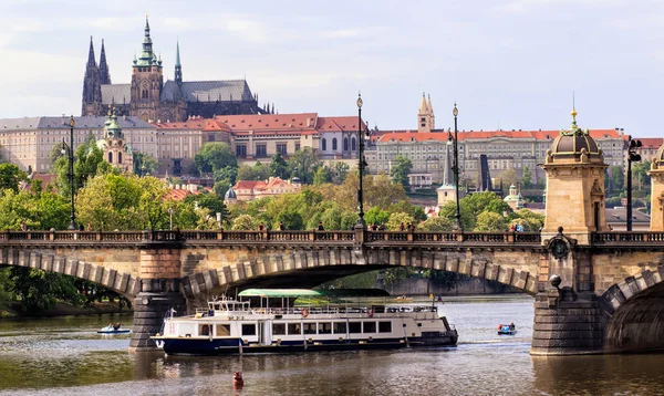 Praga, Repubblica Ceca skyline con storico Ponte Carlo. Crociera in barca sul fiume Moldava — Foto Stock