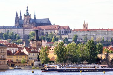 Prague, Çek Cumhuriyeti manzarası tarihi Charles Köprüsü ile. Mavi yolculuk Vltava Nehri üzerinde