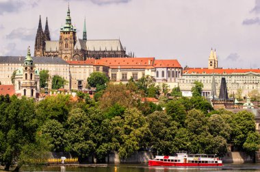 Prague, Çek Cumhuriyeti manzarası tarihi Charles Köprüsü ile. Mavi yolculuk Vltava Nehri üzerinde