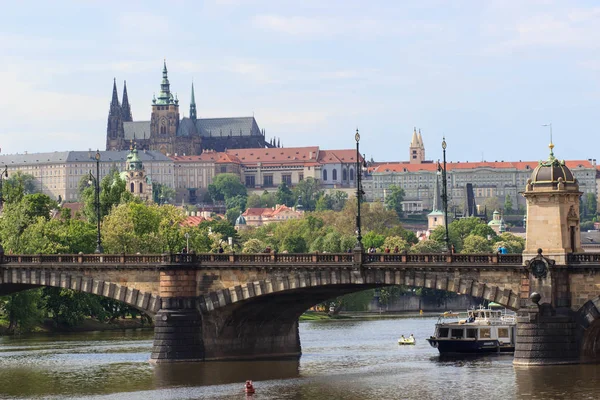 Прага, Чехія skyline з історичного Карлового мосту. Човні круїз по річці Влтава — стокове фото