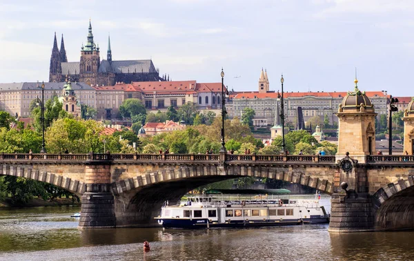 Pražský hrad a katedrála sv. Víta, Česká republika. Panoramatický pohled — Stock fotografie
