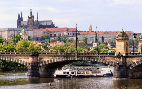 Château de Prague et cathédrale Saint-Vitus, République tchèque. Vue panoramique — Photo