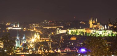 üstten Prag gece görünüm