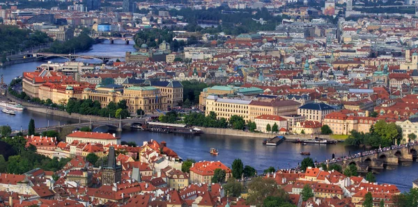 Image de ponts de Prague au-dessus de la rivière Vltava, capitale de la République tchèque, à l'heure du crépuscule bleu, Prague, République tchèque — Photo