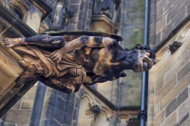 Gotik tarzı Gargoyle üzerinde St Vitus Katedrali Prag