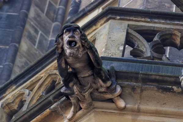 Gárgula de estilo gótico na Catedral de São Vito Praga — Fotografia de Stock