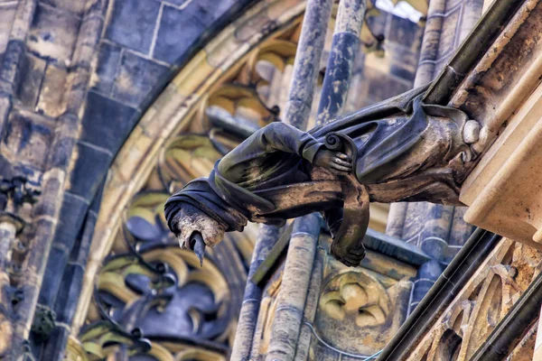 Gárgola de estilo gótico en la Catedral de San Vito Praga — Foto de Stock
