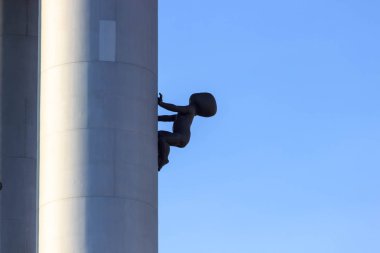 Zizkov televizyon kulesi Prag'da 1985 ve çelik sütunlar yukarı ve aşağı sürünerek bebekler heykelleri ile 1992 yılları arasında inşa edilmiş bir verici kulesidir
