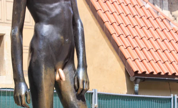 Praag - sculptuur "Jeugd" jongen met gouden penis in de Praagse burcht. — Stockfoto