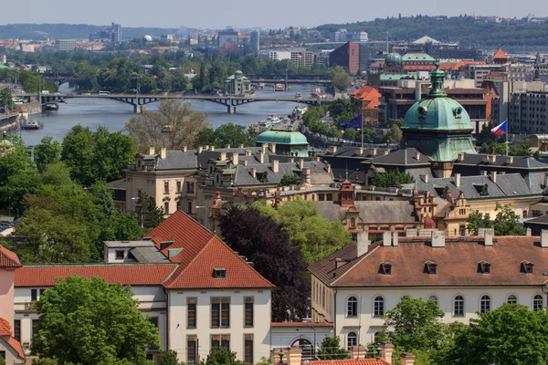 Vista panoramica dello skyline di Praga nella primavera del tardo pomeriggio — Foto Stock