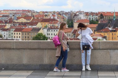 Prague, Çek Cumhuriyeti - 17 Mayıs 2017: Prag, Çek Cumhuriyeti. Popüler turistik güzergah Praha içinde yürümek-den geçerek ünlü tarihi şehir yerleştirir.