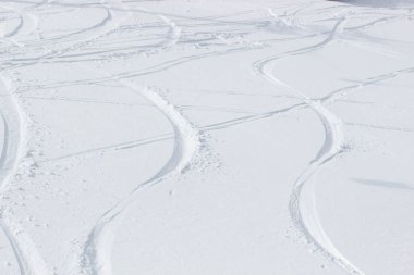 Kayakçılar için karlı bir yol