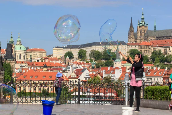 PRAGA, REPUBBLICA CECA - 17 MAGGIO 2017: Praga, Repubblica Ceca. Il popolare itinerario turistico a Praha, Passeggiata attraverso i famosi luoghi storici della città — Foto Stock