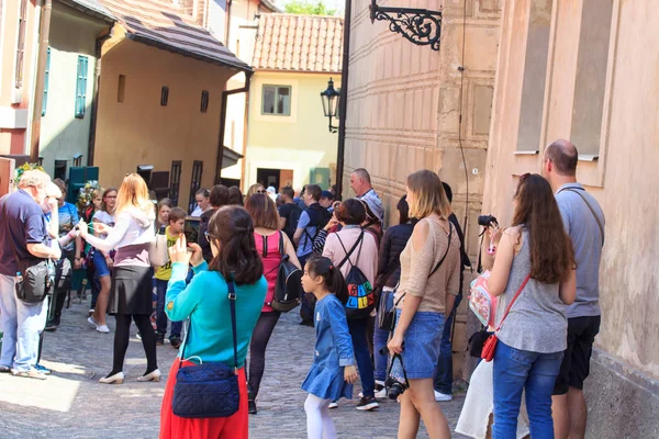 Prag, Tjeckien - 17 maj 2017: Prag, Tjeckien. Populärt turistmål resvägen i Praha, promenad genom den berömda historiska platser i staden — Stockfoto