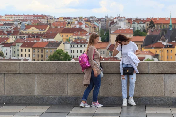 Prague, Cseh Köztársaság - 2017. május 17.: Prága, Cseh Köztársaság. A népszerű turisztikai útvonal-ban Praha, séta a híres történelmi helyek a város — Stock Fotó
