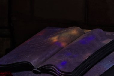 Büyülü kitap Karanlıkta parlıyor