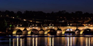 Prague, Çek Cumhuriyeti. Charles Köprüsü ve Hradcany St. Vitus Katedrali ve St. George kilise akşam karanlığında, Praha'nın Bohemia landmark.