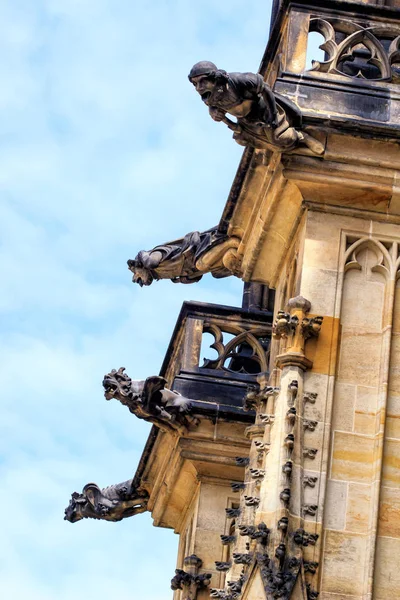 Горгулья в готическом стиле на соборе Святого Вита в Праге — стоковое фото
