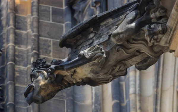 Gárgola de estilo gótico en la Catedral de San Vito Praga — Foto de Stock
