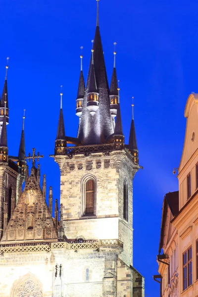 Prague, République tchèque. Pont Charles et Hradcany avec la cathédrale St. Vitus et l'église St. George crépuscule, Bohême point de repère à Praha . — Photo