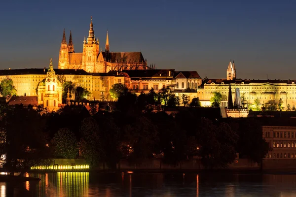 Prag, Tschechische Republik. Karlsbrücke und hradcany mit st. vitus kathedrale und st. george kirche abenddämmerung, böhmen-denkmal in praha. — Stockfoto