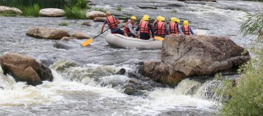 Migea Ukrayna - 17 Haziran 2017. Grup maceraperest su Nehri Migea Ukrayna adresindeki etkinliği 17 Haziran 2017 üzerinde rafting keyfi.